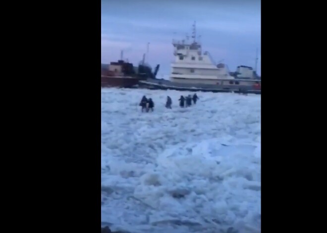 В Якутии с застрявшего во льдах парома эвакуировали более 100 пассажиров