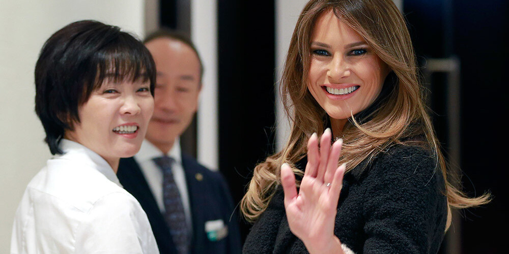 Melānija Trampa atplaukst smaidā, kad Tokijā apmeklē pērļu veikalu