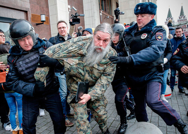 Maskavā netālu no Kremļa aizturēti 263 protestētāji