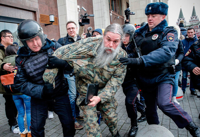 Policisti Maskavas centrā aiztur protestētāju.