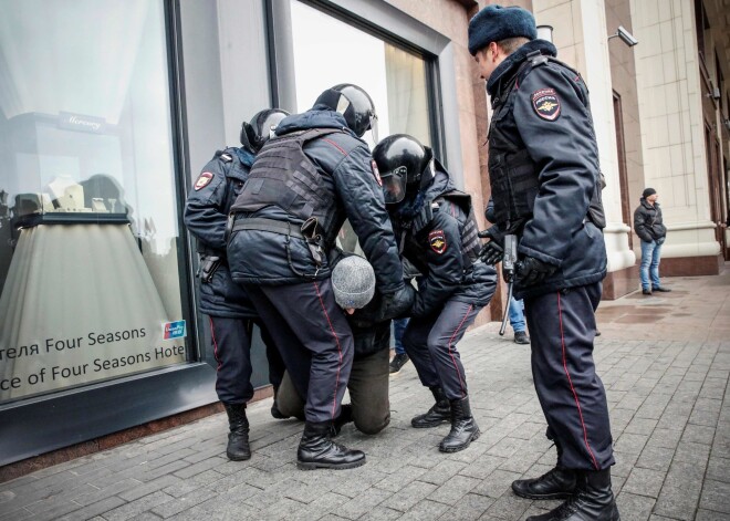 Policija Maskavā aiztur protestētājus.