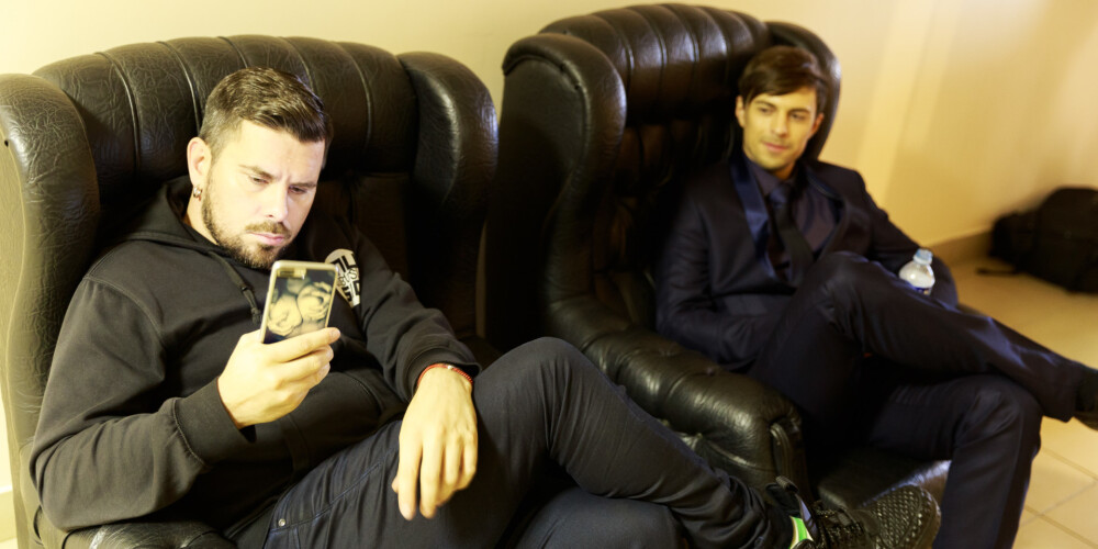 Kamēr TV šova dāmas un jaunskungi tiek pucēti un viņiem veido sasukas, savu rindu uz pūderēšanu Intars Busulis gaida, blēņojoties ar telefonu.