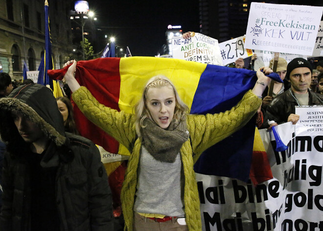 Tūkstošiem cilvēku Rumānijā protestē pret ierosinātajām izmaiņām tieslietu sfērā