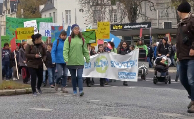 Bezpeļņas organizācijas "Greenpeace" jaunieši protestē Bonnas ielās.