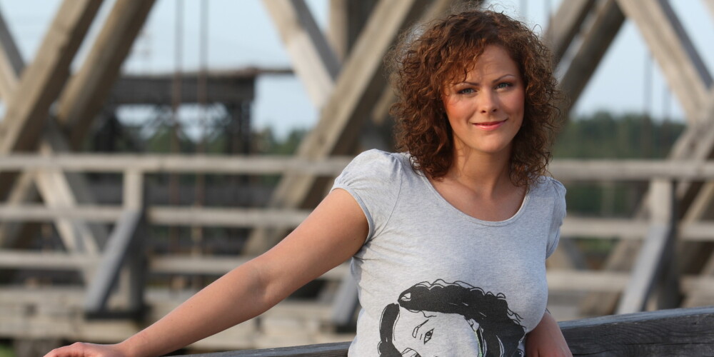 Zane Dombrovska savu radošo karjeru sāka kā dziedātāja – viņa izdevusi divus solo albumus “Es” (2006. gadā) un “Es un Tu” (2010. gadā) -, bet viņas talantu Latvija plašāk iepazina pirms desmit gadiem, kad jauno dziedātāju no Auces ievēroja komponists Zigmars Liepiņš un piedāvāja viņai galveno – Kristas – lomu muzikālajā drāmā “Adata”. Tās pirmizrāde Latvijas Nacionālajā teātrī notika 2007. gada 2. februārī, un par šo lomu jauno talantu nominēja Spēlmaņu nakts balvai kategorijā Gada spilgtākā debija. Gadu vēlāk Zane spīdēja Laimdotas lomā atjaunotajā Zigmara Liepiņa rokoperā “Lāčplēsis”, pēc tam spilgti debitēja Stellas lomā Gaļinas Poliščukas režisētajā izrādē “Ilgu tramvajs”. Teātra pasaules savaldzināta, viņa uzsāka dramatiskā teātra aktiermākslas studijas Kultūras akadēmijā, 2011. gadā kļuva par Latvijas Nacionālā teātra aktrisi un 2013. gadā tika nominēta Spēlmaņu nakts balvai Gada jaunais skatuves mākslinieks par Agneses lomu režisores Ināras Sluckas izrādē “Zudušo laiku citējot”. Kopš 2017. gada rudens Latvijas Nacionālā teātra ārštata aktrise.