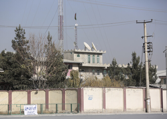 Kaujinieki Kabulā uzbrūk TV kanālam un nogalina apsargus