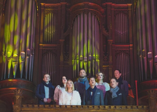 Jau ierasts, ka ik gadu brīnišķīgie mākslinieki - Artūrs Skrastiņš, Aija Andrejeva, Marts Kristiāns Kalniņš un grupa "Putnu Balle", apvienojušies projektā „Tev tuvumā”, ar skaistām melodijām sasilda baznīcu, koncertzāļu apmeklētāju sirdis. Un ja vēl mūziķiem īpašo viesu statusā pievienojas Andris Keišs un Katrīne Pasternaka, tad svētku noskaņa ir klāt!