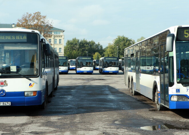 Rīgā aiztur vīrieti par viltus draudiem uzspridzināt autobusu