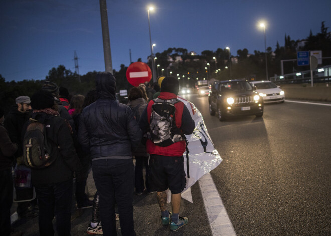 Katalonijā streika ietvaros, kuru rīko reģiona neatkarību atbalstoša arodbiedrība, trešdien bloķēti autoceļi, šosejas un dzelzceļi.