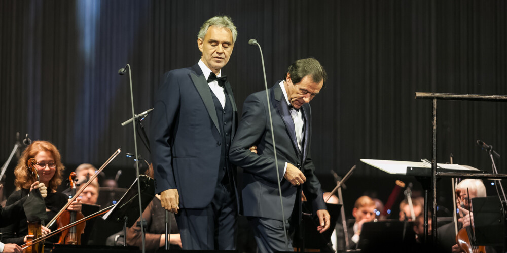 Tenors Andrea Bočelli uz "Arēnas Rīga" skatuves.
