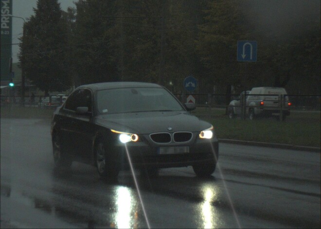 Policijas pārvietojamais fotoradars fiksē 2 ļoti steidzīgu BMW šoferu pārkāpumus