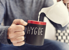 Ar vārdu "hygge" dāņi apzīmē drīzāk atmosfēru un pieredzi, nevis lietas. Tas nozīmē būt kopā ar cilvēkiem, kurus mīlam. Tā ir mājīguma un drošības izjūta, kas ļauj justies pasargātiem un mudina novilkt savas bruņas.