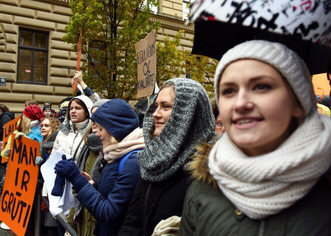 Pēc studentu paustajām bažām par studiju vietu samazināšanos Saeimas komisija vienojas meklēt aptuveni 250 000 eiro