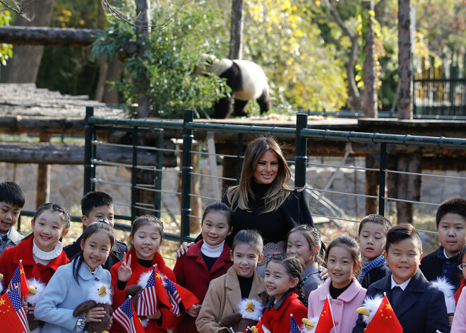 Melānija Trampa izbauda brīvību no vīra un Pekinā apskata pandas