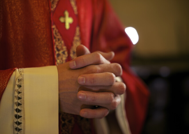 Sabiedrību šokē itāļu priestera paziņojums izvarotai meitenei