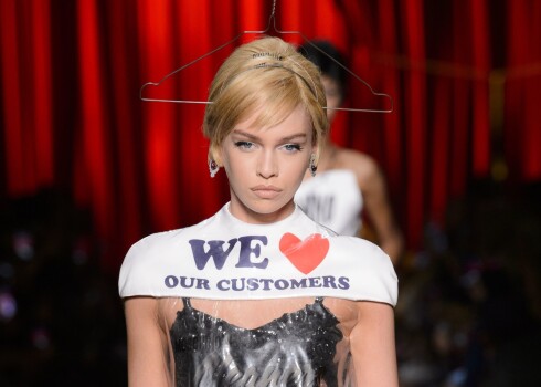 Tiesa, vairāk gan šokē nevis pati "Moschino" kleita, bet gan tās vērtība.