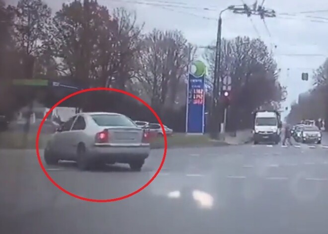 Video: 80 gadus vecs agresīvs šoferis Rīgā policijas acu priekšā rupji pārkāpj noteikumus 