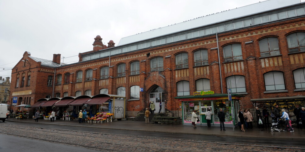 Āgenskalna tirgus ir tirdzniecības vieta, kas atrodas Rīgā, Zemgales priekšpilsētā, Āgenskalnā, Nometņu ielā 64. Sākotnēji Āgenskalna tirgus atradās Sētas kroga pagalmā, bet vēlāk to pārcēla uz Kalnciema un Sētas ielas stūri. 1893. gadā Rīgas pilsētas valde vēlējās veco tirgu likvidēt un ierīkot jaunu lielākā laukumā. 1898. gada 1. janvārī to atvēra jaunā vietā. Šī jaunā vieta bija starp Nometņu, Zeļļu un Bāriņu ielām. Sākumā šo tirgu sauca par Grāvmuižas tirgu, jo tas atradās Grāvmuižas teritorijā. Paviljonu būvi uzsāka tikai 1911. gadā. Tirdzniecība paplašinājās 20. gadsimta sākumā, sakarā ar jaunā paviljona celtniecības pabeigšanu 1914. gadā. Sākotnēji tirgošanās notika zem klajas debess un no tirgus būdām, aptuveni 2804 m² lielā platībā. Tirgošanas vietu īre pilsētai ienesa 1635 rubļu, 1905. gadā — 8100 rubļu lielu peļņu.Šodien tirgošanās notiek 83 000 m² lielā platībā. Tirgū pārdod gaļas produktus, zivis, augļus, dārzeņus un citus produktus.[