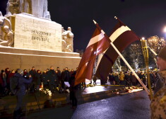 Lāčplēša dienai veltītā lāpu gājiena svētbrīdis pie Brīvības pieminekļa.