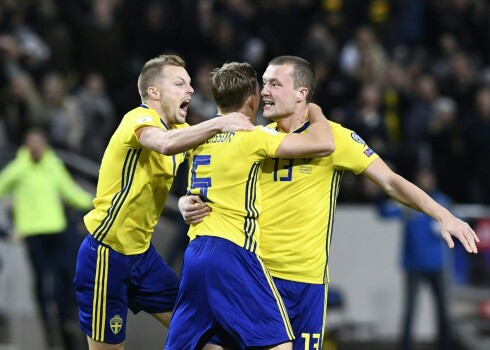 Jākobs Jūhansons (pa labi) saņem komandas biedru apsveikumus.