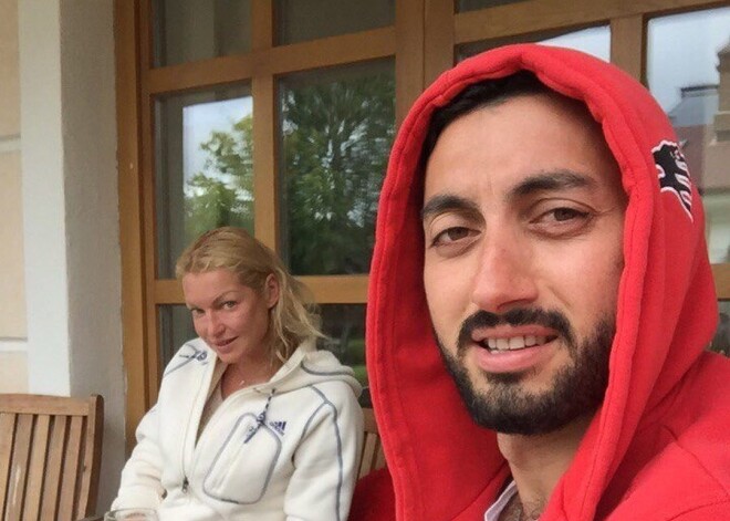 Молодой любовник Волочковой прокомментировал их фото, сделанные во время секса