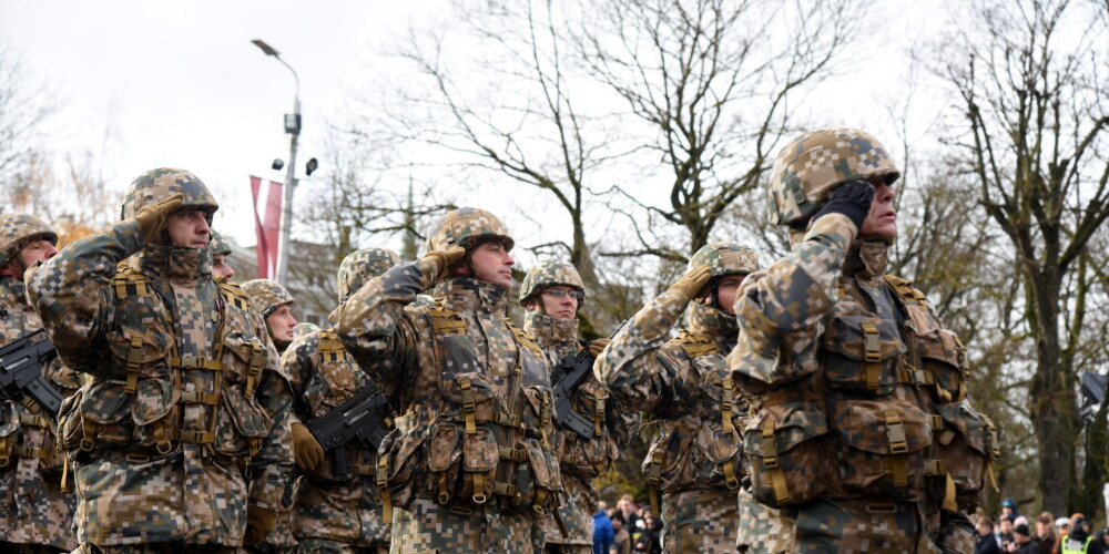 Militāro parādi pie Brīvības pieminekļa noskatās vairāki simti cilvēku