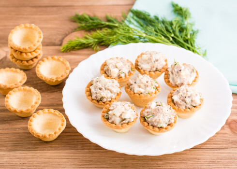  Šie groziņi ir labs risinājums garšīgu uzkodu pagatavošanai tajās reizēs, kad pieteikušies negaidīti ciemiņi, bet nav laika ilgi stāvēt pie plīts.