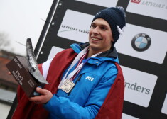 Pasaules junioru čempionāta skeletonā otrās vietas ieguvējs Krists Netlaus apbalvošanas ceremonijā Siguldas bobsleja un kamaniņu trasē.