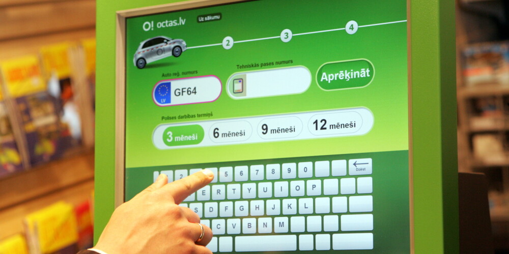 Sauszemes transportlīdzekļa īpašnieka civiltiesiskās atbildības obligātā apdrošināšana jeb OCTA polise sedz zaudējumus, kurus transportlīdzekļa vadītājs ir nodarījis trešās personas veselībai, kā arī zaudējumus īpašumam ceļu satiksmes negadījumā, kas noticis transporta līdzekļa vainas dēļ. Kopš sistēma ir ieviesta, OCTA polise ir obligāti nepieciešama visiem transportlīdzekļiem, ja tie piedalās ceļu satiksmē. Saņemt OCTA atlīdzību var ceļu satiksmes negadījumā cietušais, gadījumā, ja tas nav atzīts par vainīgu negadījumā. Atlīdzības saņēmējs var būt transportlīdzekļa īpašnieks, vadītājs vai pasažieris (arī tad, ja tas ir atradies negadījumu izraisījušajā transportlīdzeklī). Zaudējumus var atlīdzināti gan personai, gan mantai. OCTA sedz personai nodarītus zaudējumus apjomā līdz 5 000 000 EUR — mantai līdz 1 000 000 EUR. OCTA sistēmas sekmīgākai darbības nodrošināšanai un Eiropas Komisijas direktīvu ieviešanai tika izveidots Latvijas Transportlīdzekļu apdrošinātāju birojs (LTAB). LTAB ir OCTA garantijas fonda administrators, kas lemj un atbild par fonda līdzekļu izlietojumu.