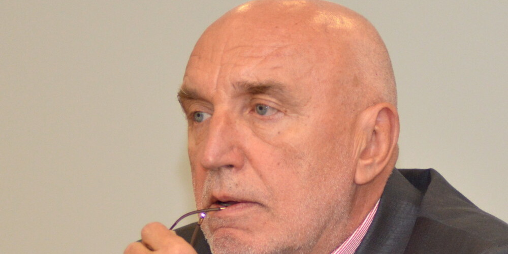 Ivars Godmanis (dzimis 1951. gada 27. novembrī, Rīgā) ir latviešu fiziķis, augstskolas pasniedzējs, finansists un politiķis. I. Godmanis bija Latvijas Ministru padomes priekšsēdētājs: pirmās valdības pēc Latvijas neatkarības atjaunošanas vadītājs, pēc tam bijis arī Ministru prezidents, ministrs vairākās valdībās, Saeimas un Eiropas Parlamenta deputāts.