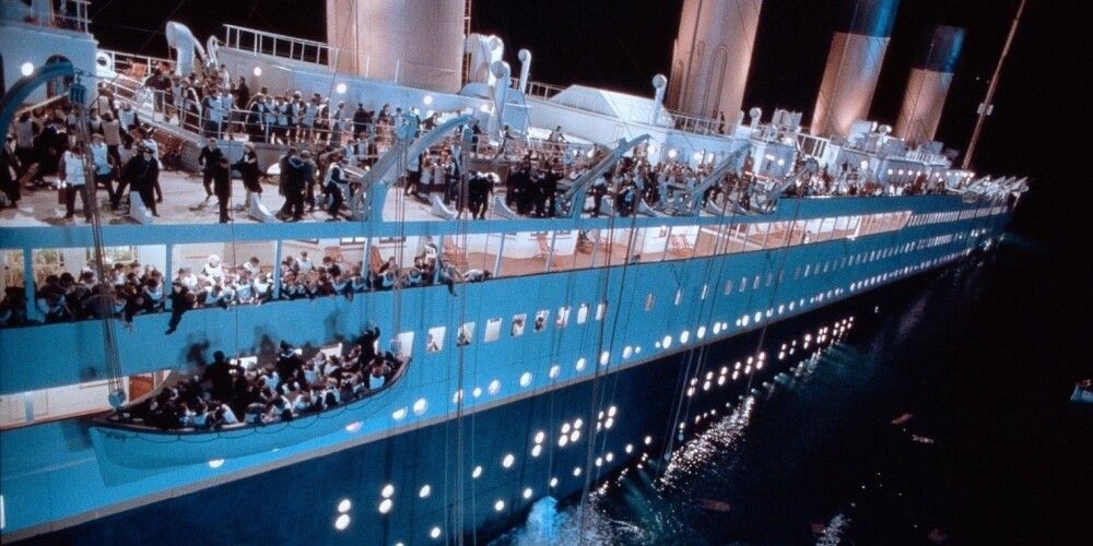 RMS Titāniks (angļu: RMS Titanic) bija otrais no superlaineru trio, kas tika uzbūvēti, lai dominētu transatlantijas ceļojumu biznesā. Kuģis piederēja White Star Line un tika uzbūvēts Harlanda un Volfa kuģu būvētavā. Izlaišanas laikā Titāniks bija lielākais pasažieru tvaikonis pasaulē. Savā pirmajā braucienā 1912. gada 14. aprīlī, svētdienas vakarā 23:40 (pēc kuģa laika), Titāniks saskrējās ar aisbergu un nogrima pēc divām stundām un četrdesmit minūtēm pirmdienas, 15. aprīļa rītā 2:20. Bojā gāja 1500 cilvēku, un tā bija viena no lielākajām miera laika jūras katastrofām un arī pati slavenākā. Titānika uzbūvēšanai tika izmantotas modernākās tā laika tehnoloģijas, un tādēļ tika uzskatīts, ka tas ir nenogremdējams.Kuģa nogrimšana daudzus šokēja, jo, neskatoties uz pieredzējušo apkalpi un moderno aprīkojumu, kuģis nogrima ar lieliem cilvēku zaudējumiem.