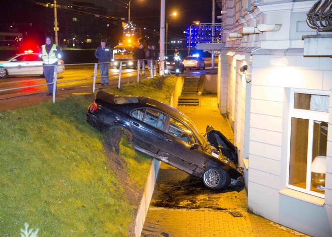 Savdabīgs skats Viļņā: BMW šoferis nobrauc no ceļa, ietriecas viesnīcā un aizlaižas prom