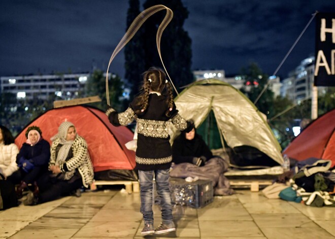 Protestējot pret vilcināšanos dot atļauju apvienoties ar ģimenes locekļiem Vācijā, grupa nelegālo imigrantu pie Grieķijas parlamenta ēkas ierīkojusi telšu pilsētiņu.