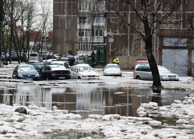 FOTO: ko tādu Klaipēda nebija gaidījusi, pilsēta pamostas dziļā ūdenī