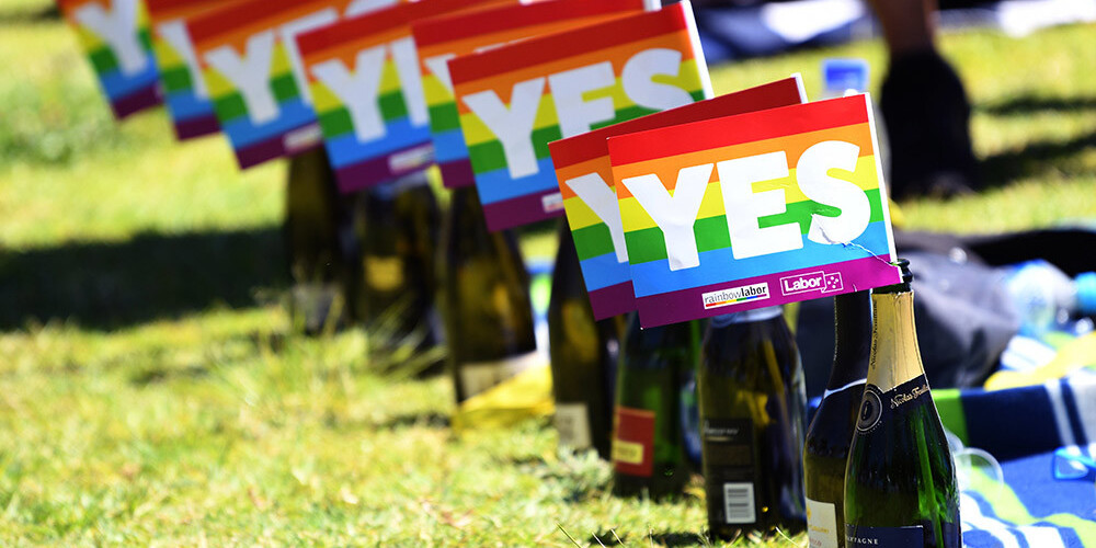 Austrālieši pasta balsojumā atbalsta viendzimuma laulību legalizāciju