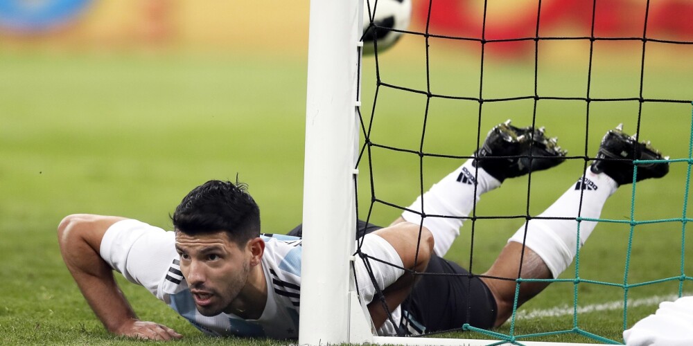 Argentīniešu futbola zvaigzne Agvero puslaika pārtraukumā noģībis izlases ģērbtuvē