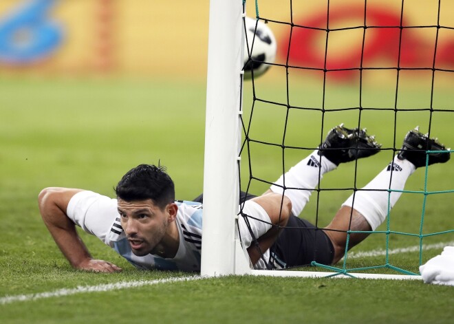 Argentīniešu futbola zvaigzne Agvero puslaika pārtraukumā noģībis izlases ģērbtuvē