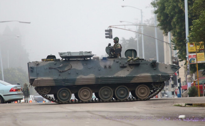 Zimbabves armijas bruņutehnika Harares ielās.