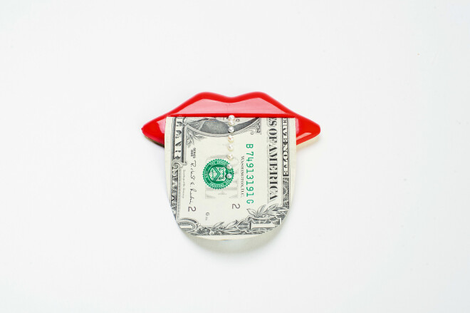 Nauda runā. Piespraude.