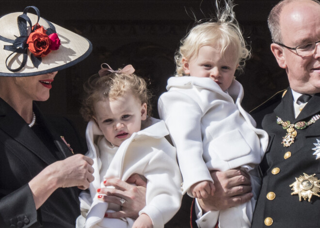 Monako princis Alberts un princese Šarlēna ar dvīņiem princesi Gabrielu un princi Žaku.