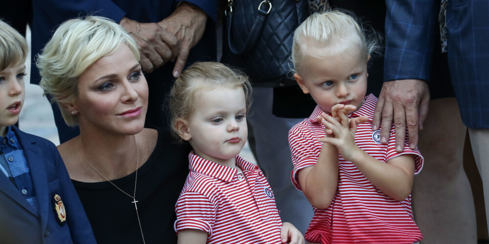 Monako princese Šarlēna parāda, ka ļoti lepojas ar saviem dvīņiem