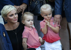 Monako princese Šarlēna ar dvīņiem princi Žaku (pa labi) un princesi Gabrielu.