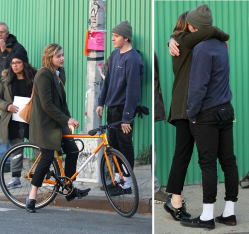 Юная пара мило беседовала и обнималась