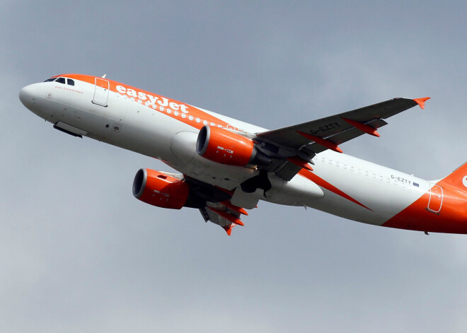 "EasyJet" gaisa kuģī atrasts bezbiļetnieks