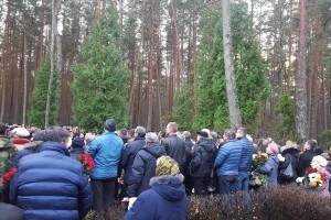 Arī kapos bija sapulcējušies vairāki simti humorista tuvinieku un fanu.