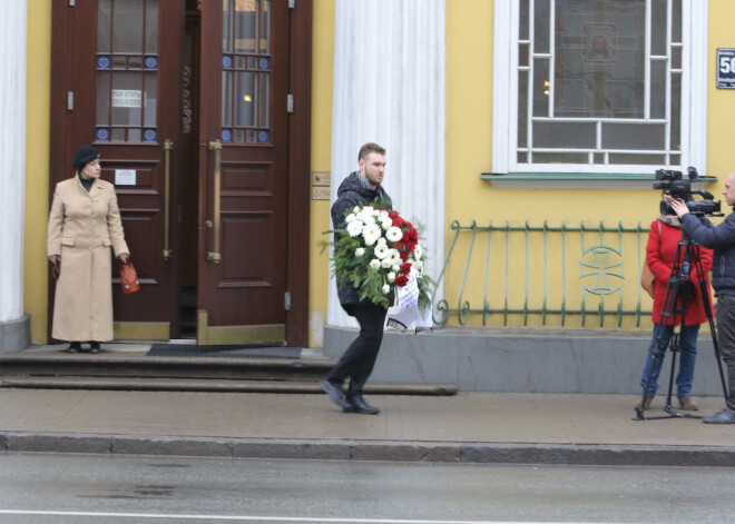 Atvadas no krievu satīriķa Mihaila Zadornova.