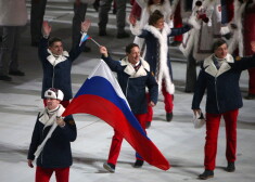 Soču olimpiskajās spēlēs bijusi kulminācija visam: attēlā dopinga pārkāpumos vainotais karoga nesējs nu jau bijušais bobslejists Aleksandrs Zubkovs.