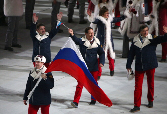 Soču olimpiskajās spēlēs bijusi kulminācija visam: attēlā dopinga pārkāpumos vainotais karoga nesējs nu jau bijušais bobslejists Aleksandrs Zubkovs.