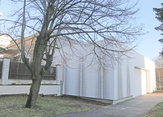 Nacionālās operas aizmugurē uz pieciem gadiem pacēlusies pagaidu būve- dekorāciju noliktava.