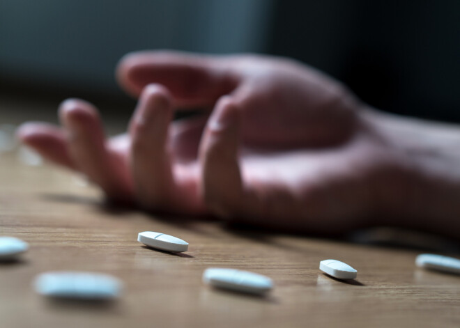 69-летняя мать погибла, убирая наркотики со стола сына, который умер от передоза